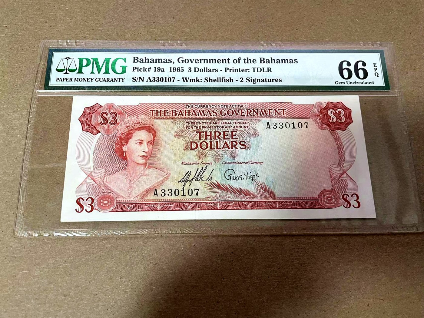 【Blue Auction】✨世界纸币精拍第408期【精】 【初版 A冠】巴哈马 1965年3元 彩背 女王 PMG66EPQ 老壳子