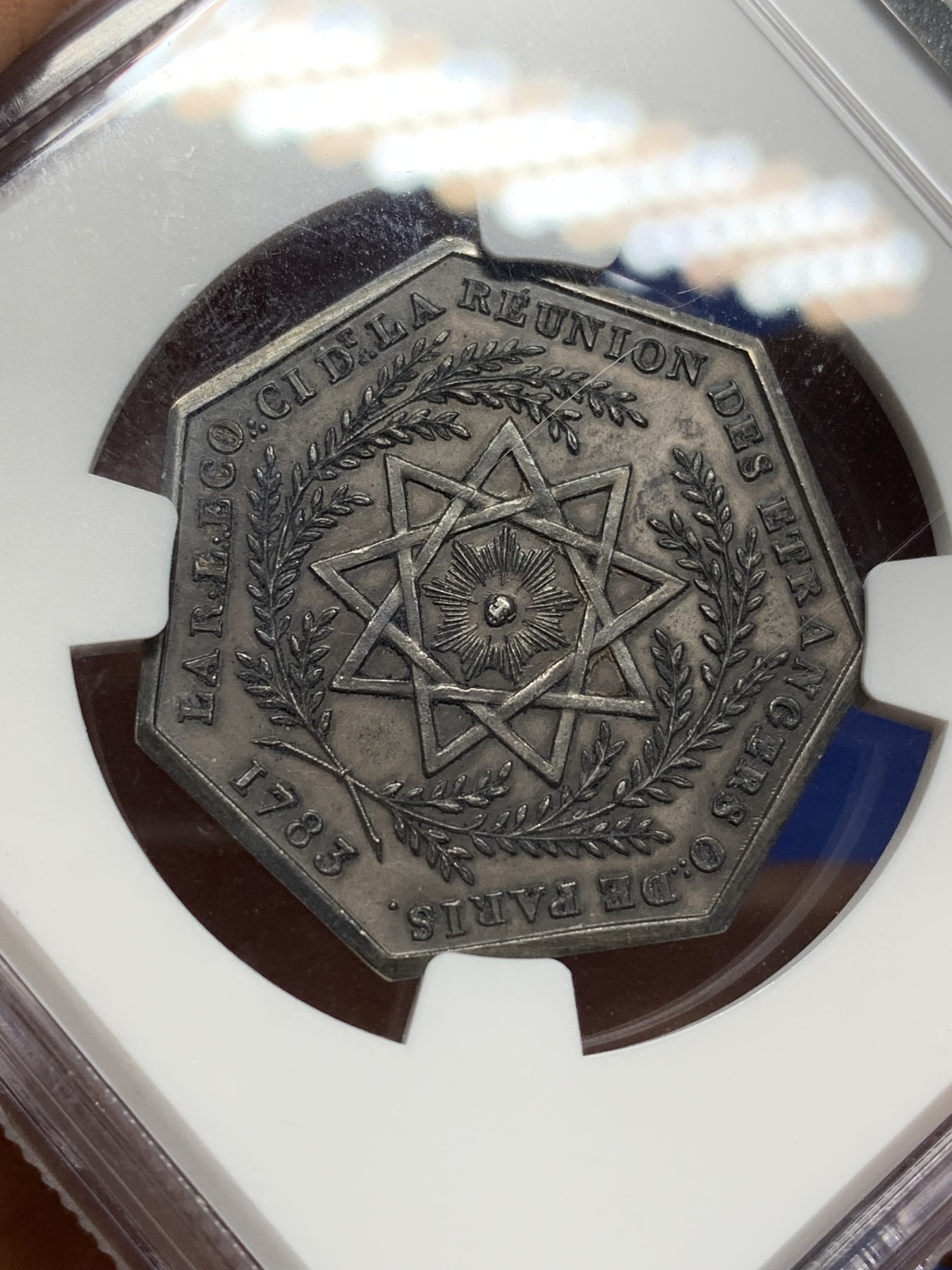 《竞宝斋》八角与章专场 第226场-周日，周一，周二 3场 (全场包邮) NGC-UNCD 法国共济会玛丽·路易斯旅馆 七角银质代币，少见品种