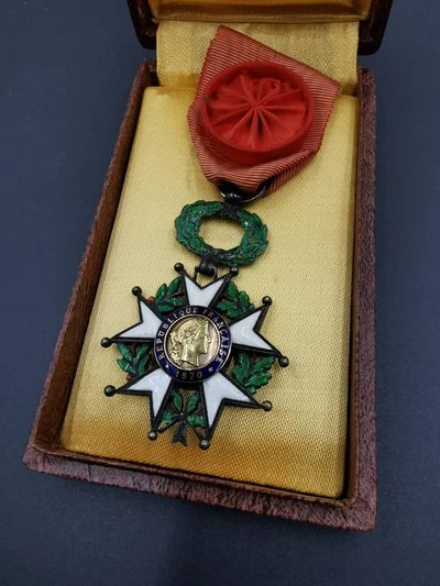 老王徽章拍卖第十九期 - 法国军官级荣誉军团勋章  银质珐琅，珠宝商订制版，第三共和国版本，带盒子