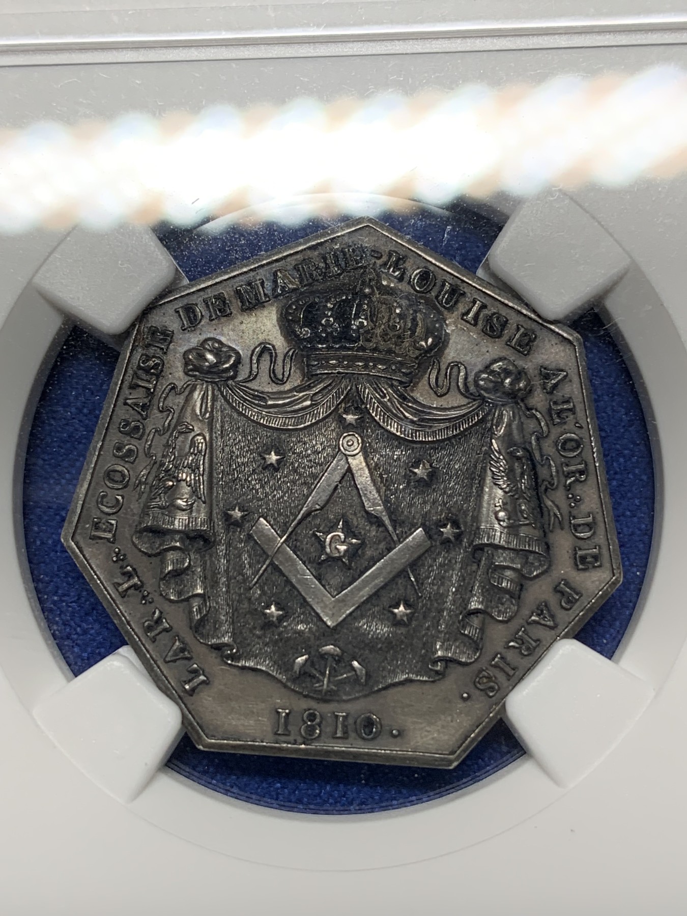 《竞宝斋》八角与章专场 第226场-周日，周一，周二 3场 (全场包邮) NGC-UNCD 法国共济会玛丽·路易斯旅馆 七角银质代币，少见品种