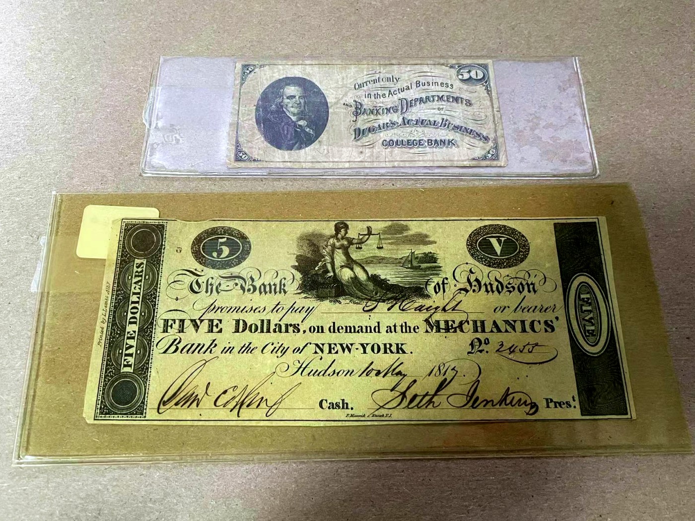 【Blue Auction】✨世界纸币精拍第408期【精】 【一组2张手签实钞】美国 纽约 早期 1817年5美金 如此早年份少见 （纸币是白色的底所见是壳子的颜色 原始标注是CU品相60美金）&college bank 50美分 品相如图