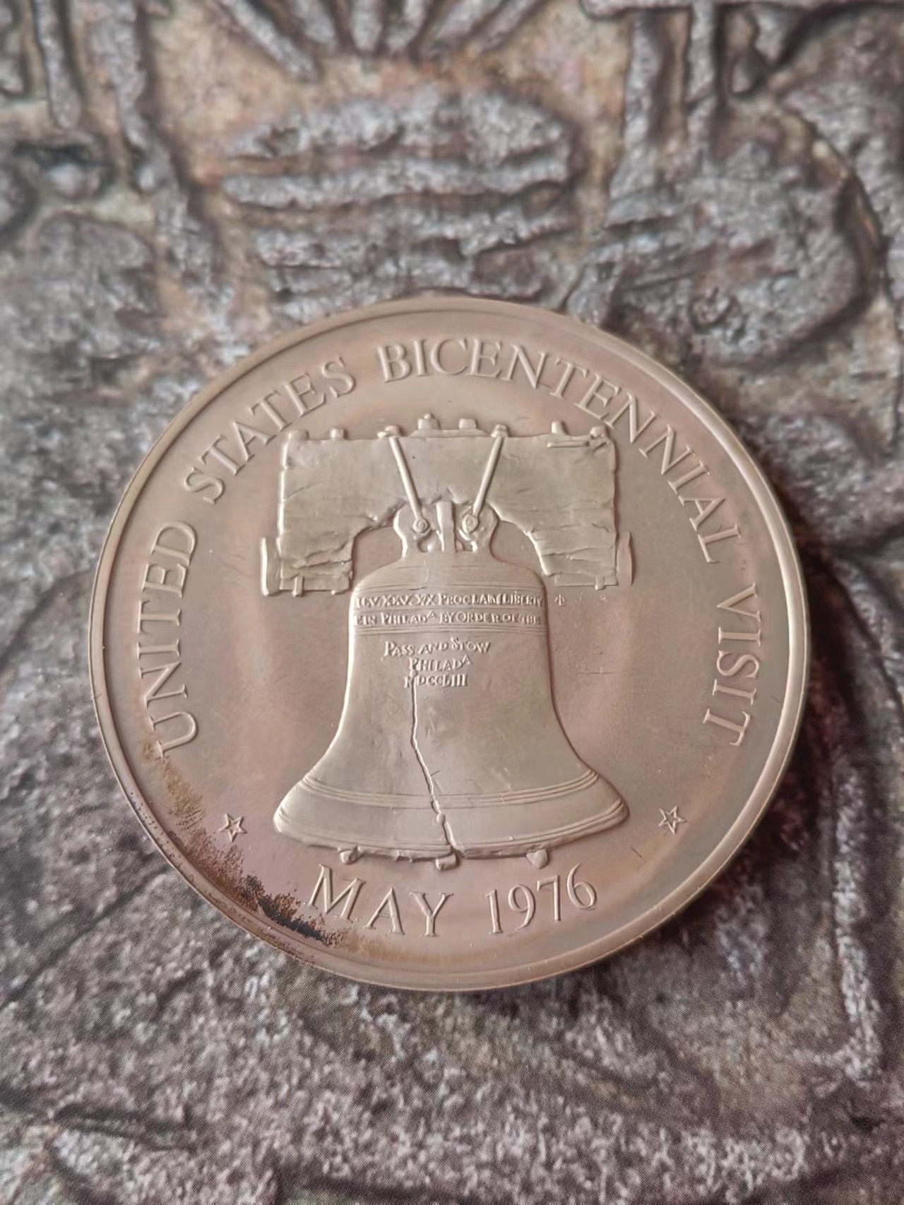 1976年法国银章，GISCARD d’Estaing总统访问美国。51mm52.6g，边缘标记一等银，原装盒子，品相很棒。