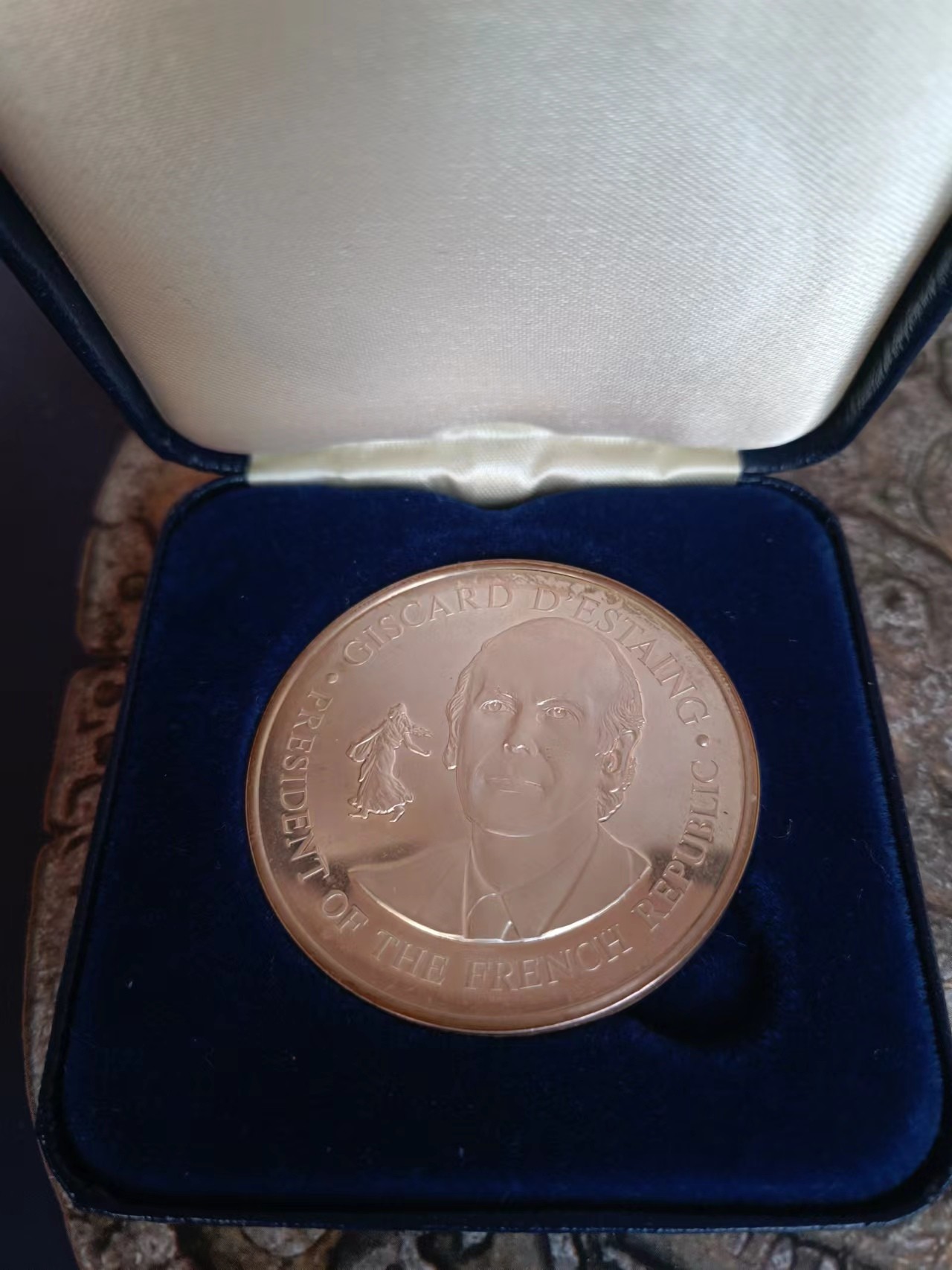 1976年法国银章，GISCARD d’Estaing总统访问美国。51mm52.6g，边缘标记一等银，原装盒子，品相很棒。