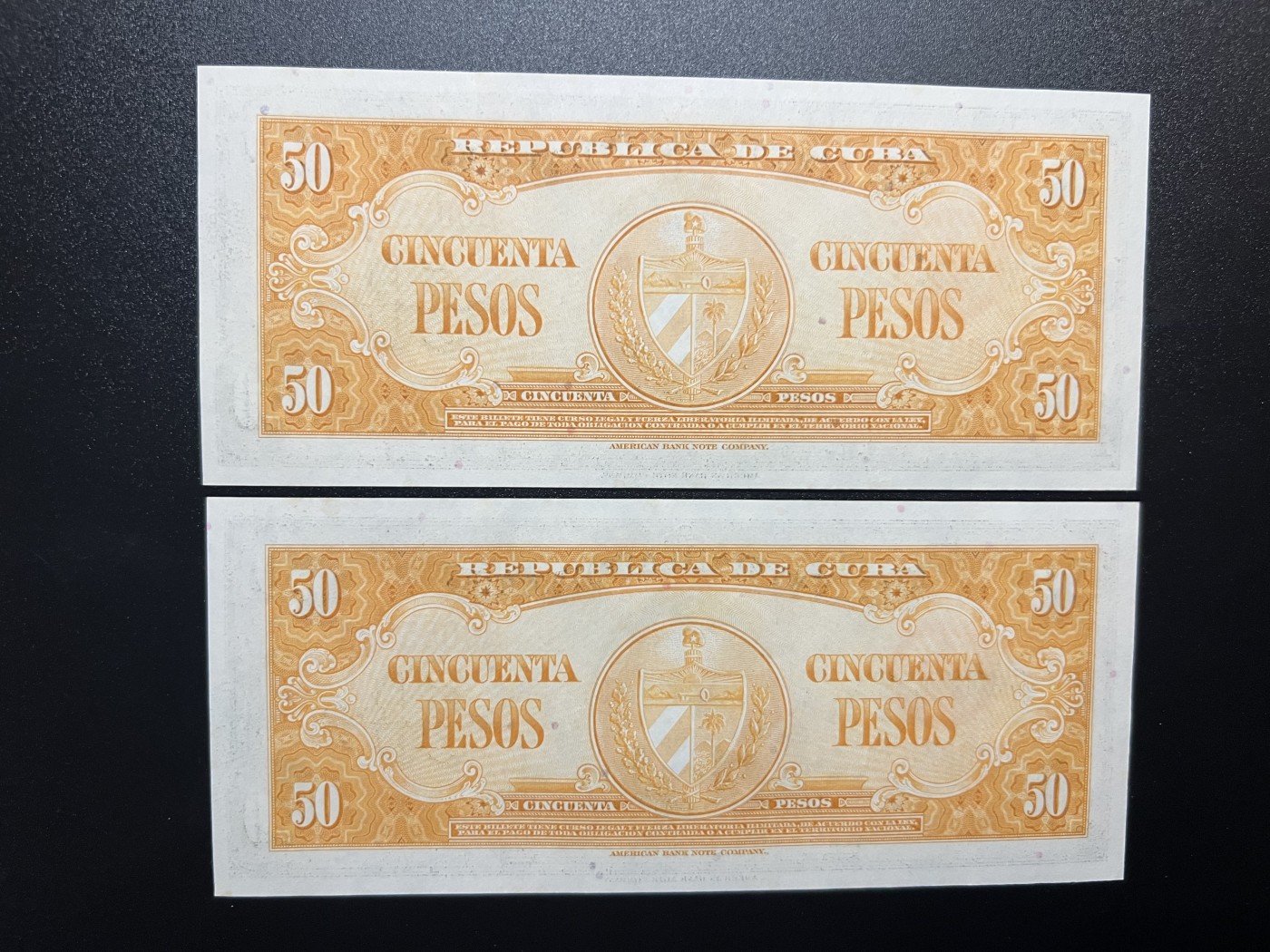 🌗乐淘淘世界纸币拍卖精品场 第35期🌓 【B908582A 3A】古巴1958年纸币两张 50比索 边缘潮斑 UNC