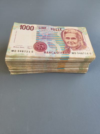 外国纸币第17期 - 意大利100张 个别破旧污损