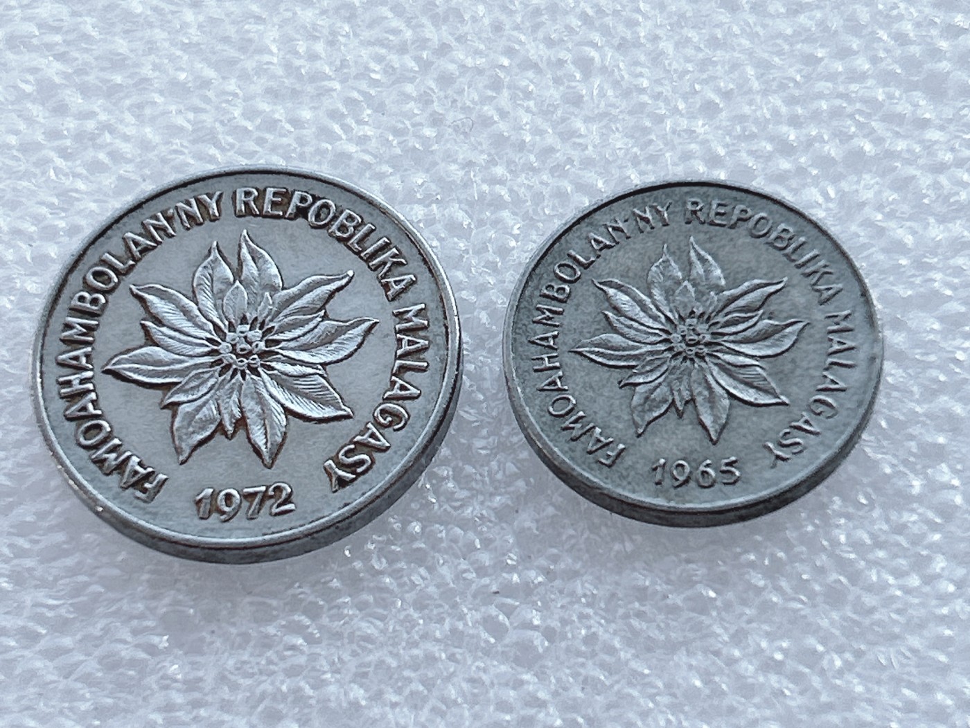 海外回流1元起拍小铺 各国钱币散币场 第2期 马达加斯加2+5法郎不锈钢硬币 2枚