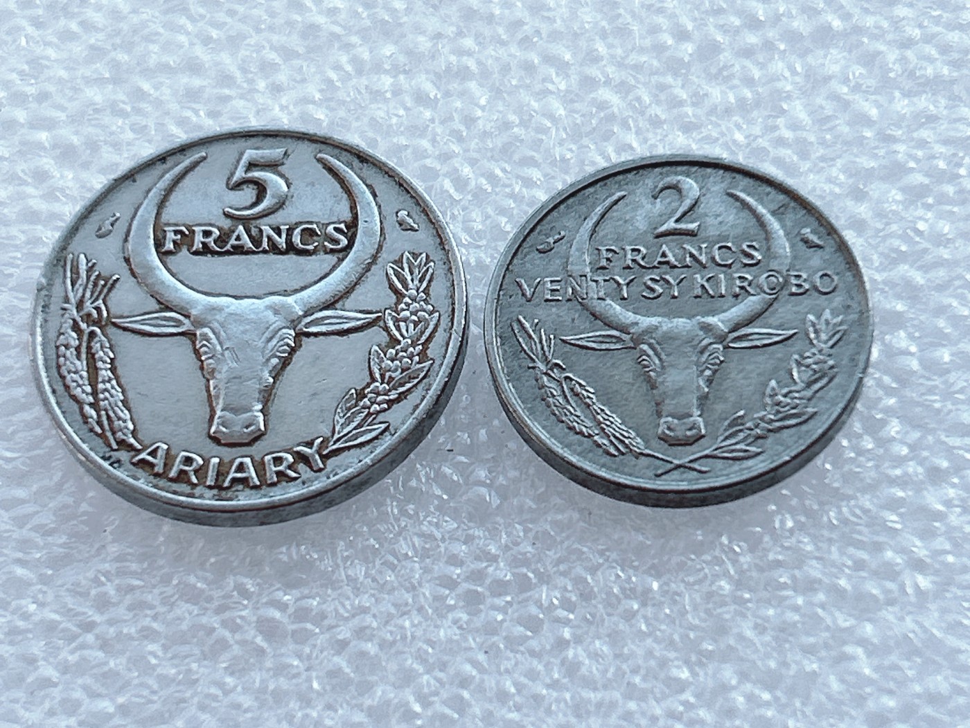 海外回流1元起拍小铺 各国钱币散币场 第2期 马达加斯加2+5法郎不锈钢硬币 2枚