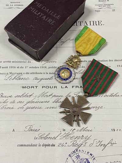 欢庆元旦，戎马世界章牌大赏第56期，元旦专场第一场 - 少见法国追授军事功勋奖章小套（下面有详细介绍）勋章、“Mort Pour La France”追授证、盒齐全，得主在香槟战役阵亡，军事功勋奖章银制带银戳，品相非常好，原盒保存状况也很好，战争十字奖章带铜星勋饰，军事功勋奖章带少见追授证书