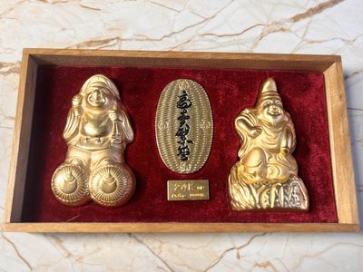 【海寕潮】拍卖第九十四期【圣诞节】 - 【海寧潮】日本黄金招福招财镀24金佛像2尊，附带寿字福牌，物件固定于木盒，没法拿出，连盒总重462.82克，木盒尺寸21*11.9厘米，图2佛像高8.2厘米，图3佛像高8.4厘米，福牌尺寸6.2*3.7厘米