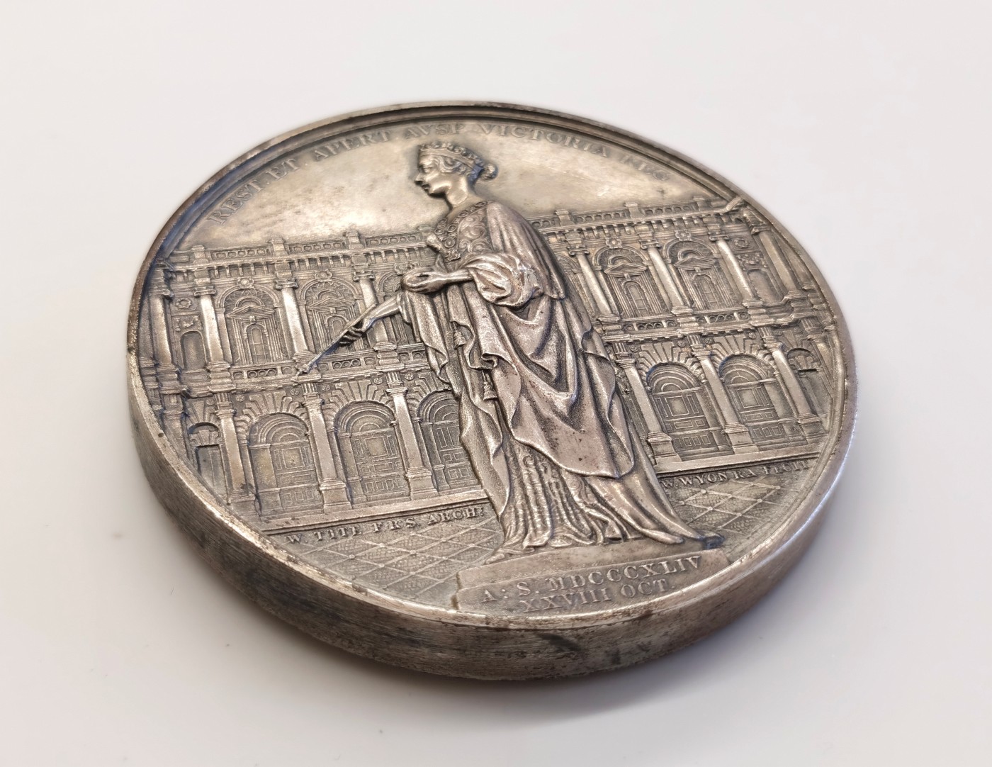 博洋堂世界钱币拍卖第057期（全场包邮） 英国1844年皇家交易所开幕纪念铜章 材质为铜镀银 直径74mm 正面像为伦敦证券交易所创办人 英国皇家造币厂首席设计师W.Wyon作品 厚重巨大