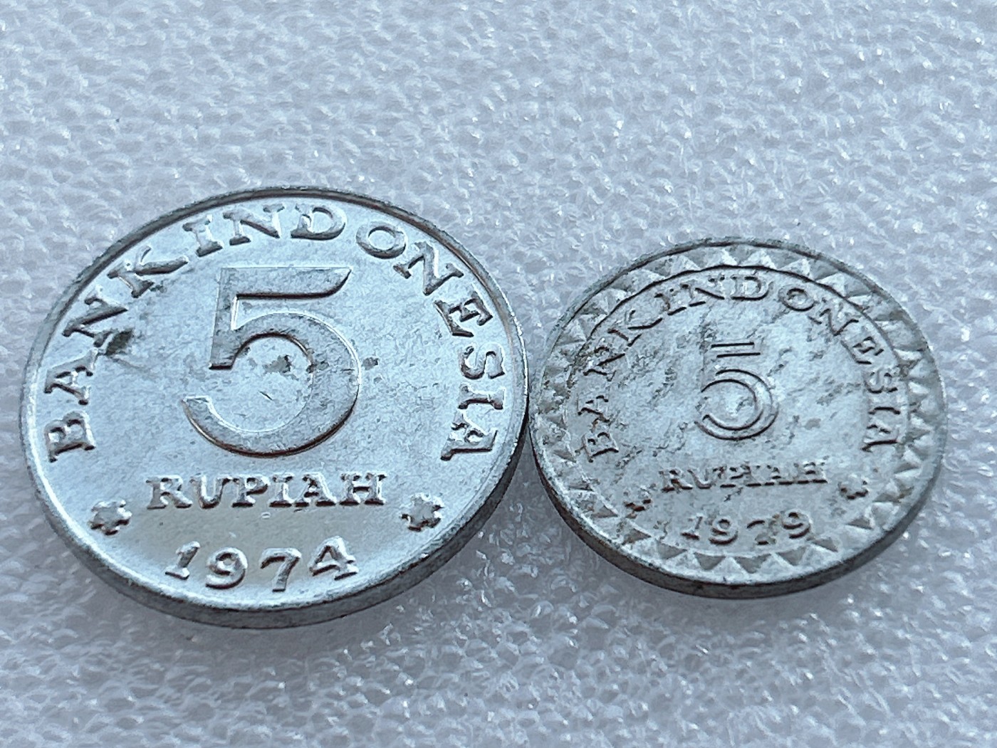 海外回流1元起拍小铺 各国钱币散币场 第2期 印度尼西亚1974-1979年5卢比纪念币 大小版