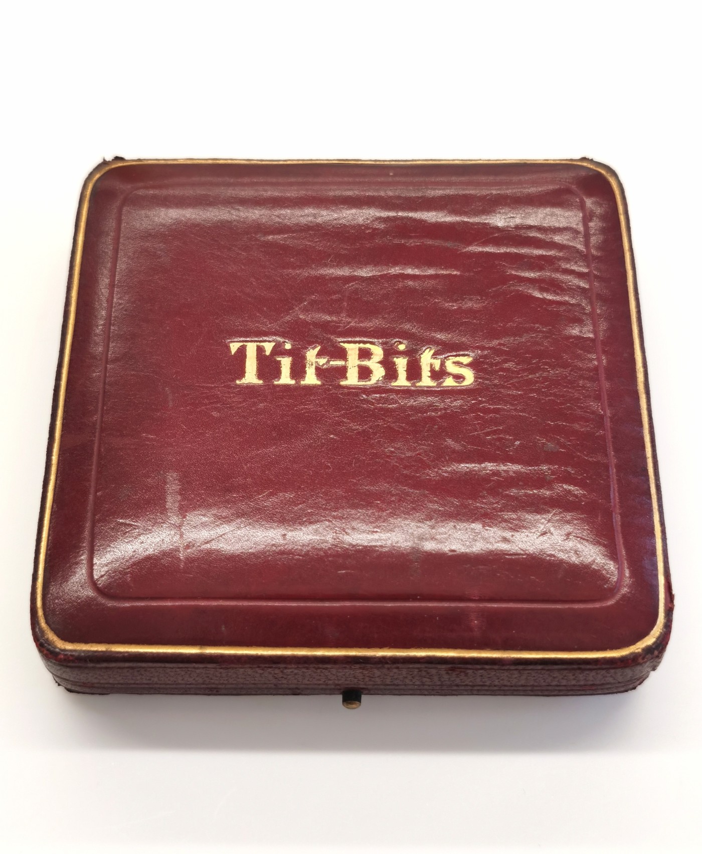 博洋堂世界钱币拍卖第099期（全场包邮） 1901年英国Tit-Bits大奖赛纪念银章 实发银章 底板干净 几乎无丝痕 镜面效果佳 原盒原品 直径57mm 重量87克