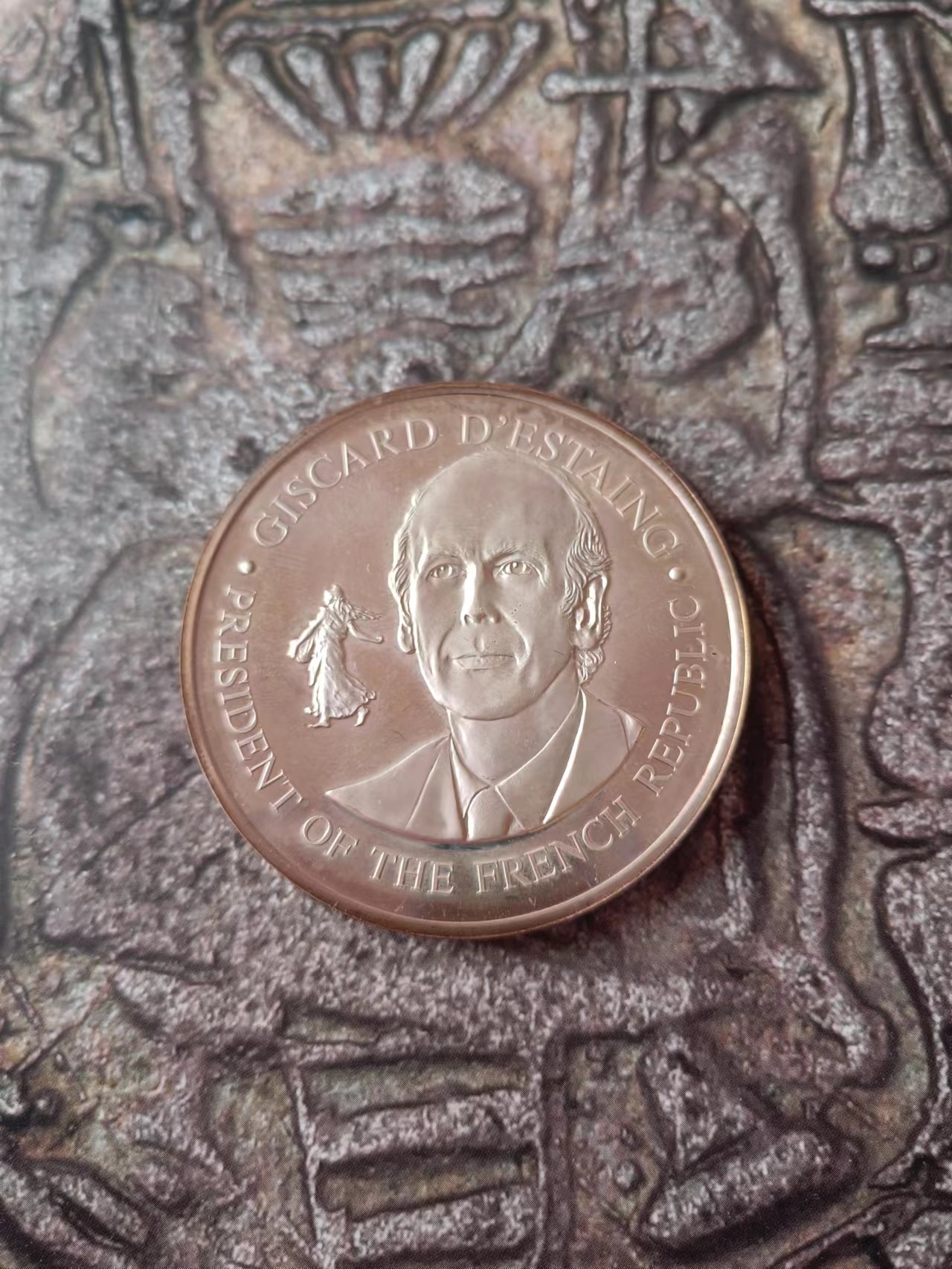 1976年法国银章，GISCARD d’Estaing总统访问美国。51mm52.6g，边缘标记一等银，原装盒子，品相很棒。