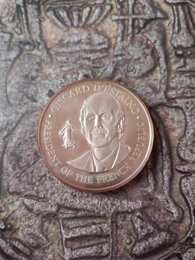 1976年法国银章，GISCARD d’Estaing总统访问美国。51mm52.6g，边缘标记一等银，原装盒子，品相很棒。 - 1976年法国银章，GISCARD d’Estaing总统访问美国。51mm52.6g，边缘标记一等银，原装盒子，品相很棒。