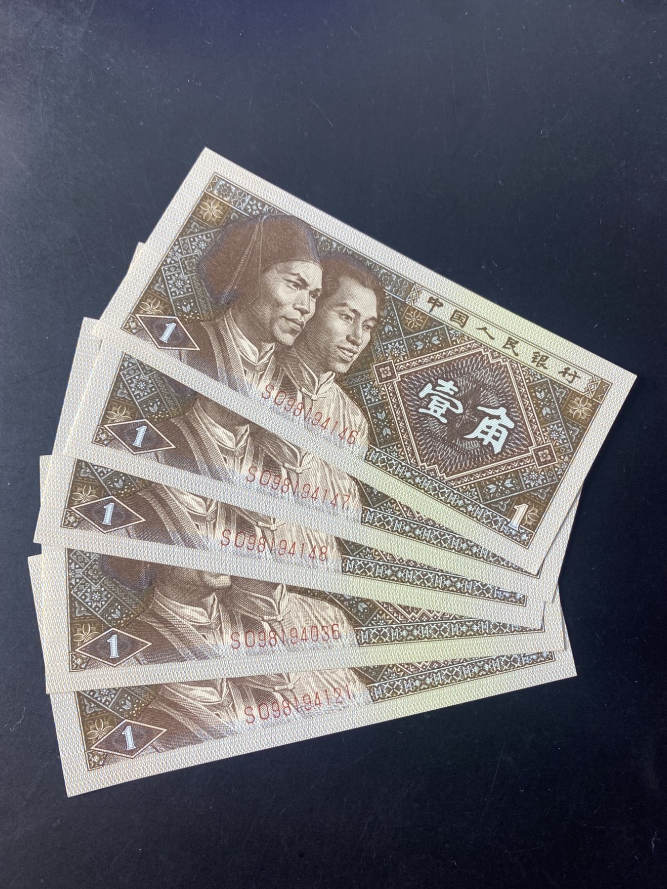 一线荧光币第349期拍场 8001SO正红背绿，稀少冠，仅此裸币散5连，喜欢的一定不要错过，绝品无斑