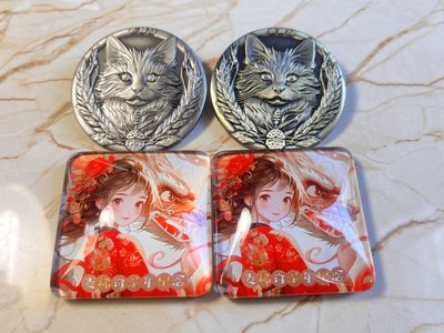 【海寕潮】拍卖第九十四期【圣诞节】 - 【海寧潮】麦稀奇龙年纪念冰箱贴2枚（50*50毫米）,徽章2枚(直径50毫米）徽章只赠送给了超百万的商家，附小布袋