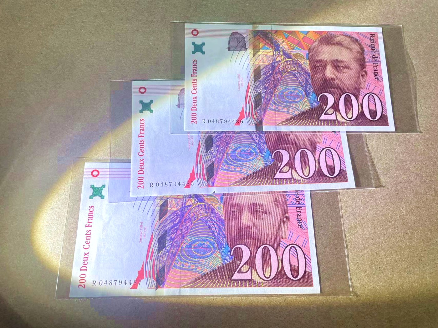 【Blue Auction】✨世界纸币精拍第409期【精】 【一组3张】法国 1996年200法郎 UNC- 有荧光斑和点钞痕