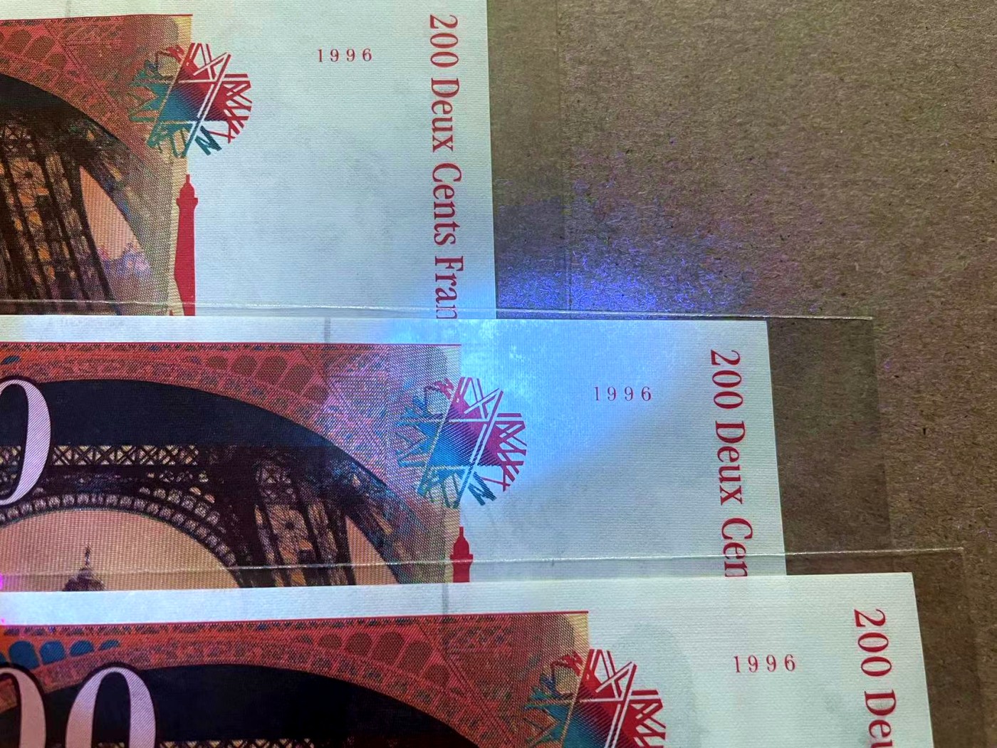 【Blue Auction】✨世界纸币精拍第409期【精】 【一组3张】法国 1996年200法郎 UNC- 有荧光斑和点钞痕