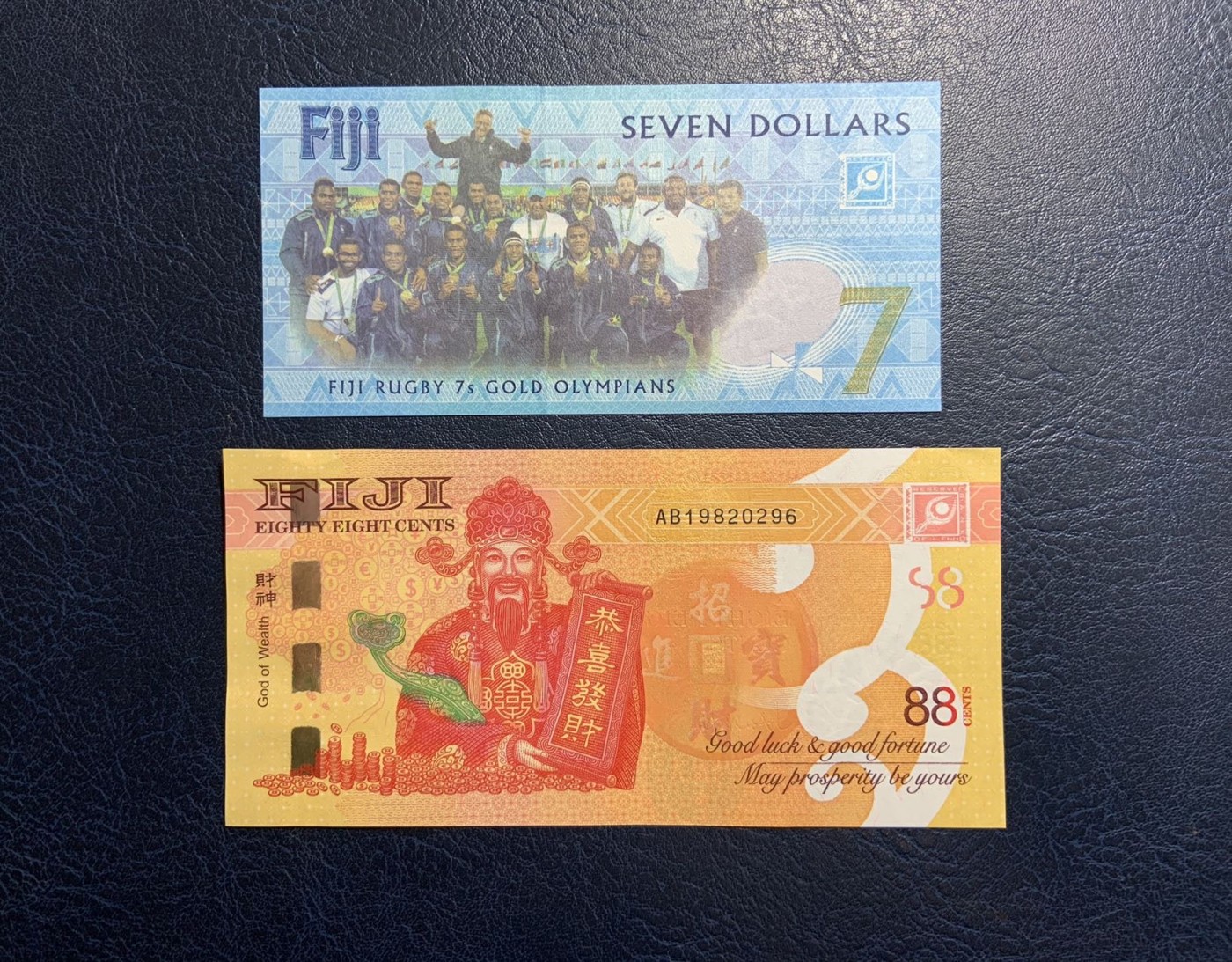 收藏联盟Quantum Auction 第313期拍卖  斐济2017年7元橄榄球夺冠和2022年88分财神爷纪念钞 品相分别为UNC和AU-