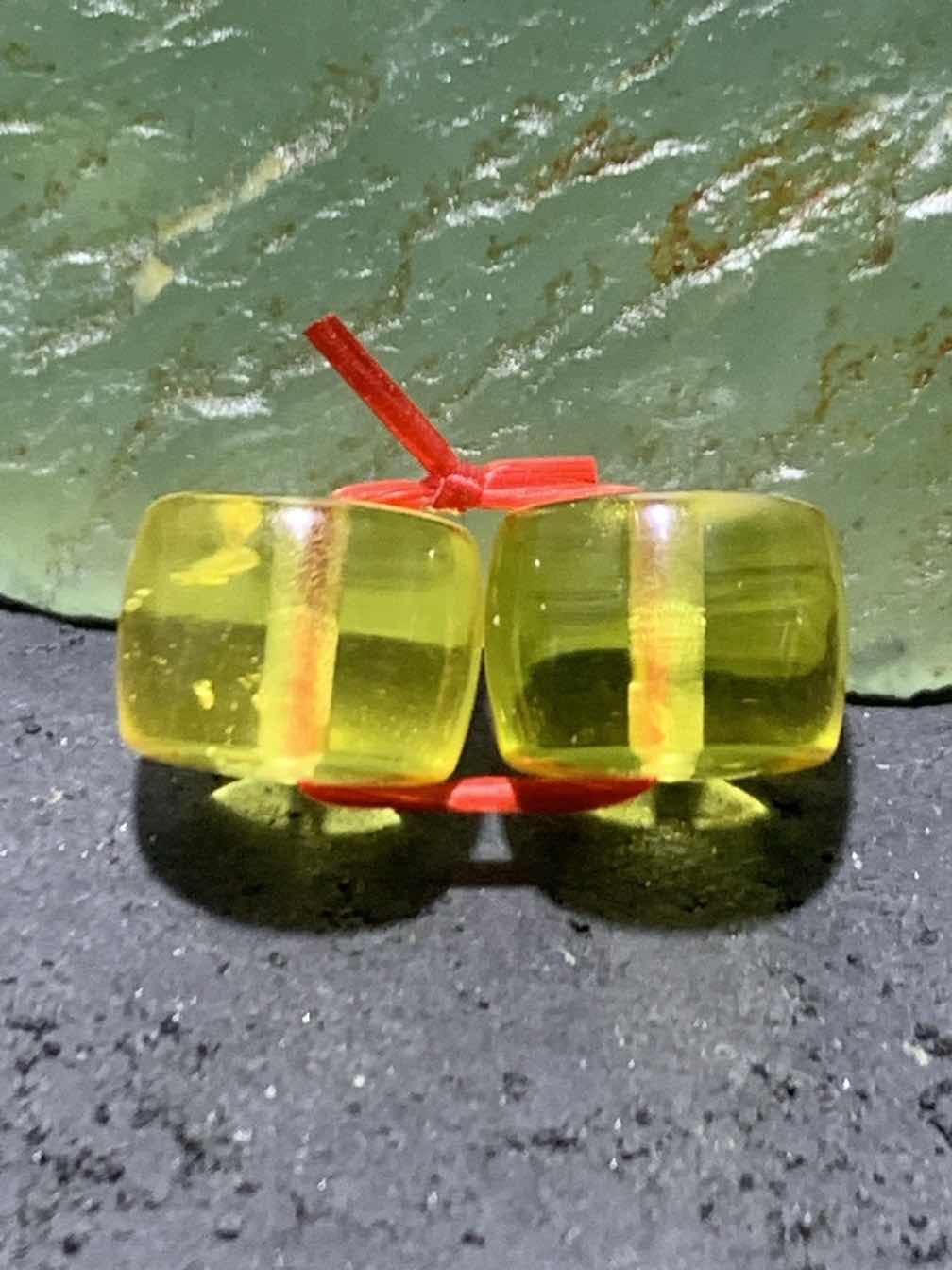 天然乌克兰原矿蜜蜡老形桶珠腰珠两颗，