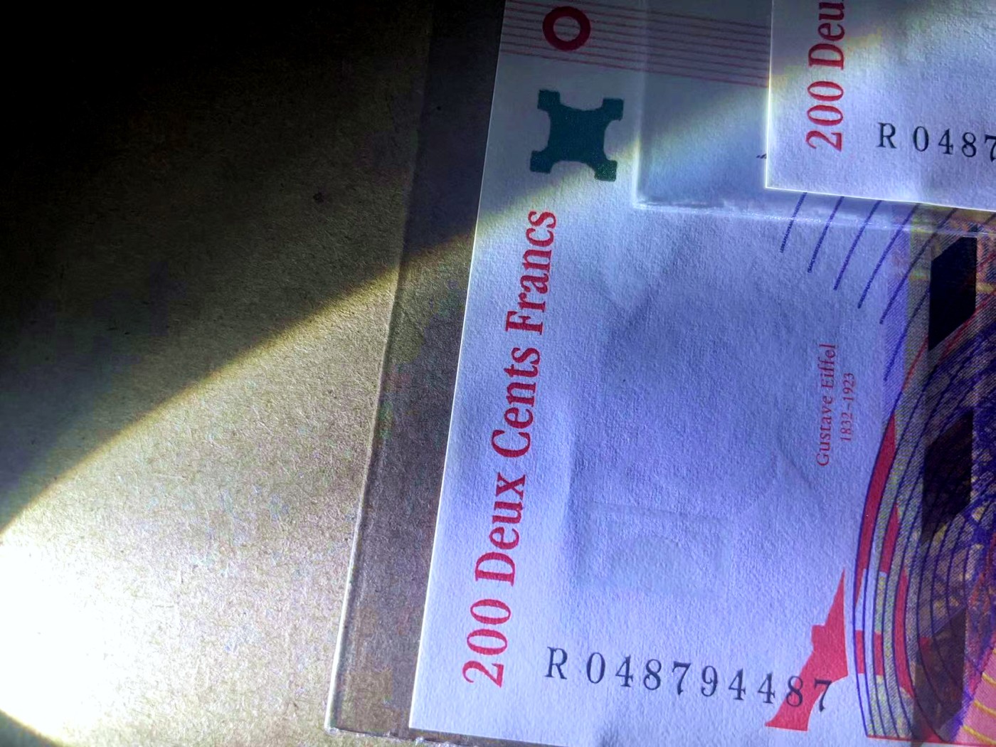 【Blue Auction】✨世界纸币精拍第409期【精】 【一组3张】法国 1996年200法郎 UNC- 有荧光斑和点钞痕