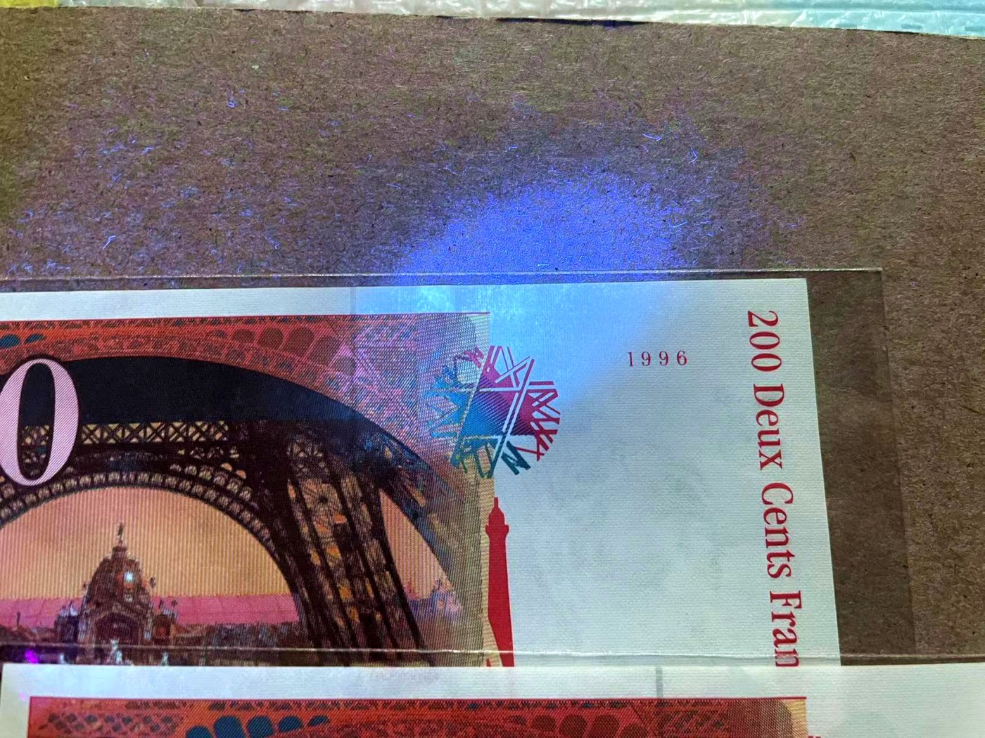 【Blue Auction】✨世界纸币精拍第409期【精】 【一组3张】法国 1996年200法郎 UNC- 有荧光斑和点钞痕