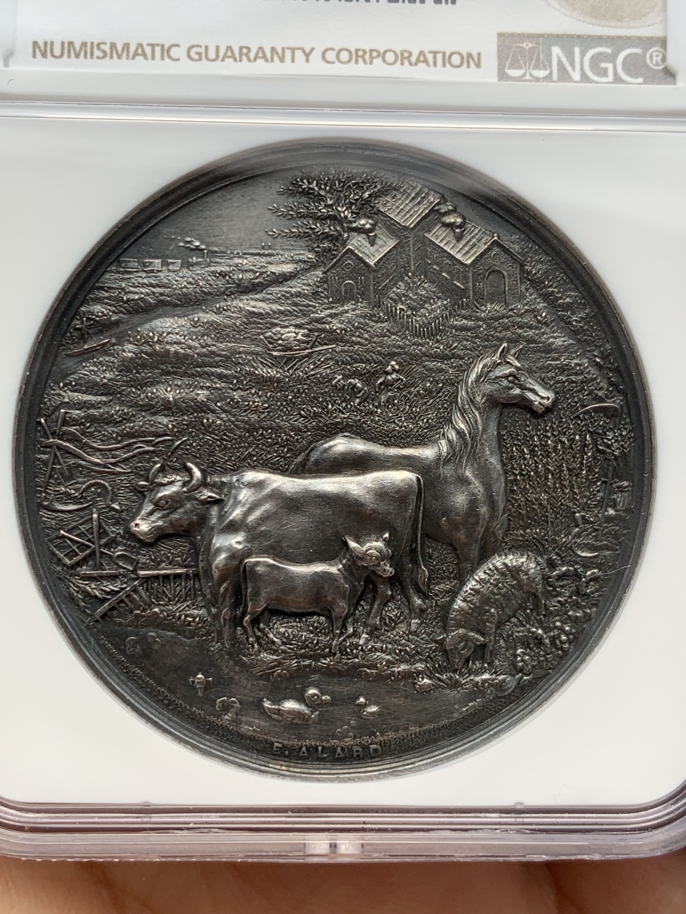 《竞宝斋》圣诞专辑  第一场  第227场 定制纪念章相赠 (全场顺丰包邮) NGC-MS60 荷兰 1885年 畜牧业46mm大银章 镜面底板 高浮雕 动物肌肉感饱满 地上草根根可见 非常精美