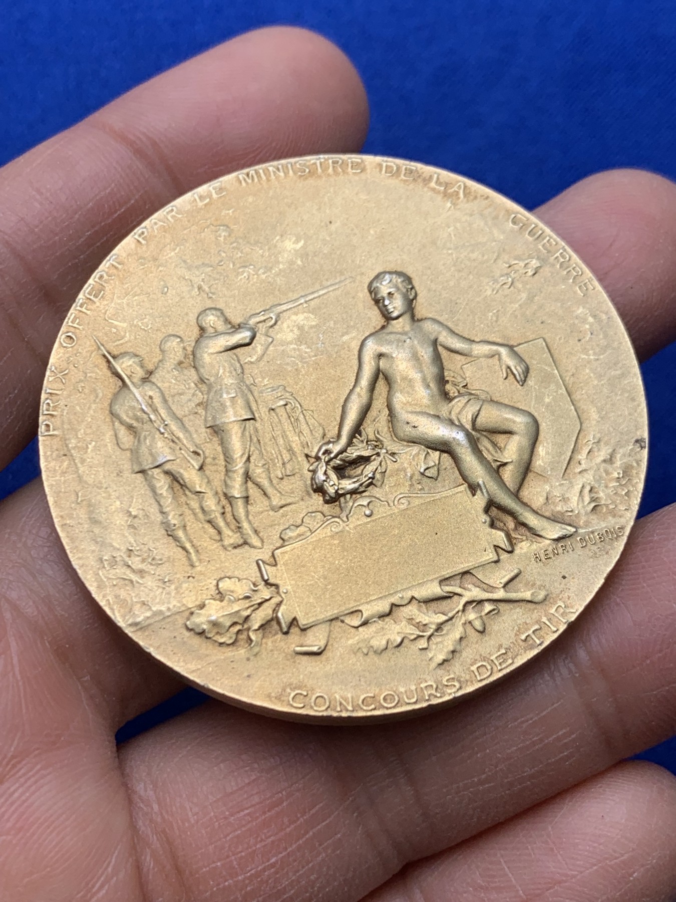 《竞宝斋》圣诞专辑  第一场  第227场 定制纪念章相赠 (全场顺丰包邮) 法国射击节银章，章牌大师杜波瓦（DUBIOS)海马盔甲玛丽安娜代表作品，直径49.7mm 65.4g大型镀金银章，边铭丰饶角Argent银标原铸。双面高浮雕，图案精品艺术性高，这枚自制盒非NGC方便开卸把玩。法国射击节章牌相比德国瑞士低估，好品值得自藏。还配一个原盒。