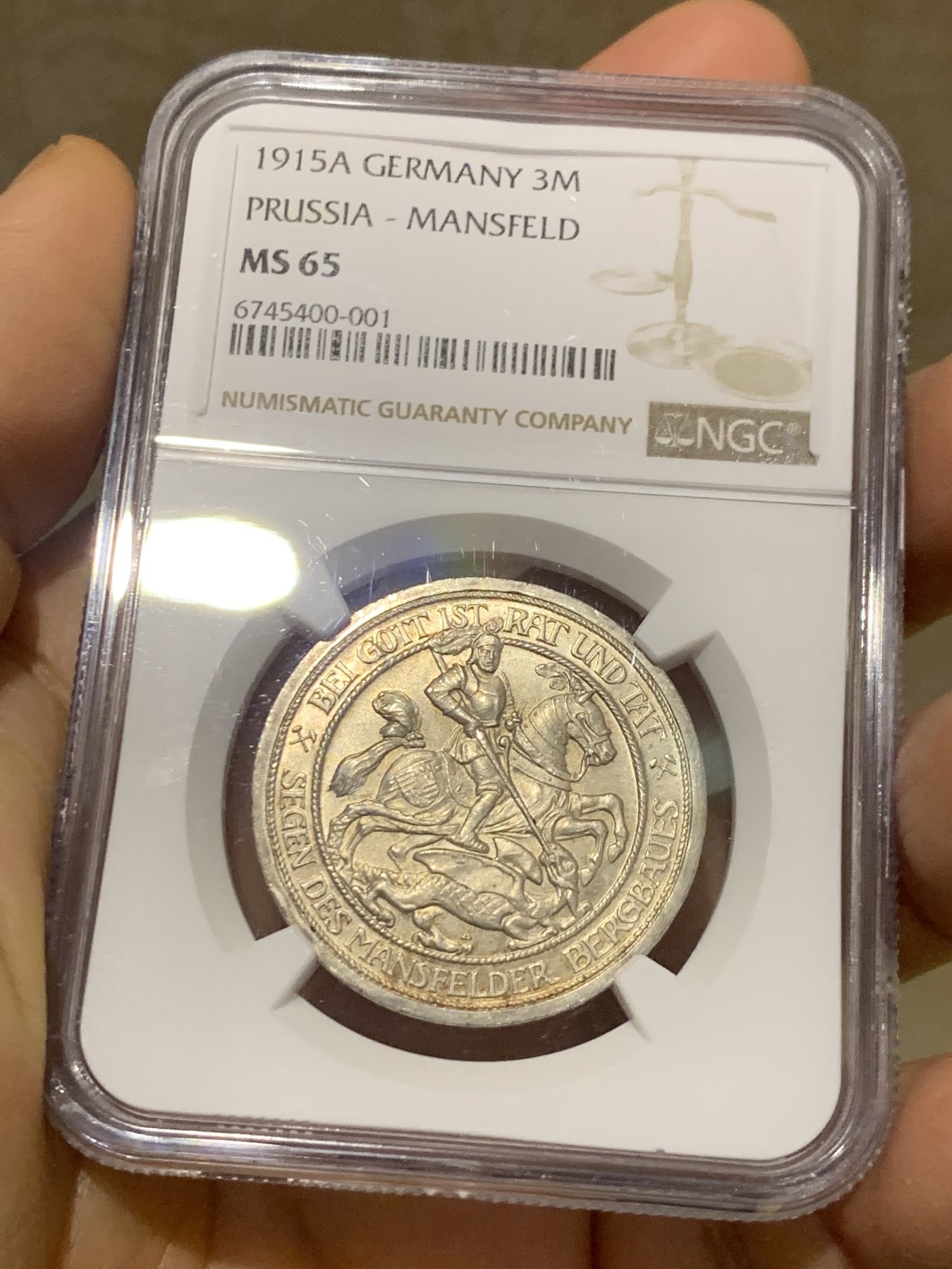 《竞宝斋》圣诞专辑  第一场  第227场 定制纪念章相赠 (全场顺丰包邮) NGC-MS65 德国 1915年 曼斯菲尔德马剑屠龙3马克银币。淡金色包浆，底板无肉眼可见伤痕，上海N严评。