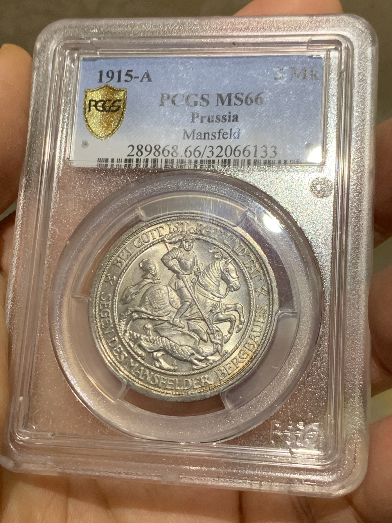 《竞宝斋》圣诞专辑  第一场  第227场 定制纪念章相赠 (全场顺丰包邮) PCGS-MS66 德国1915曼斯菲尔德屠龙3马克 银币 顶级状态 细节锐利 银光璀璨 背面盒子有小裂纹