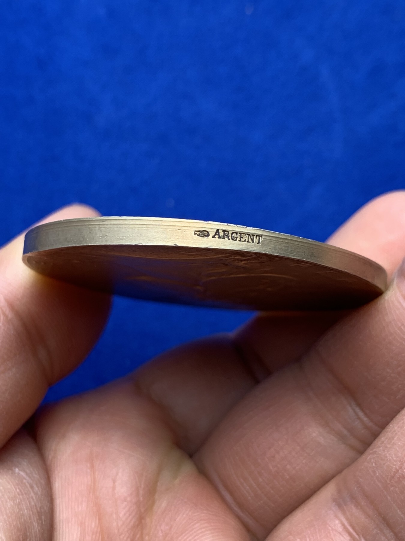 《竞宝斋》圣诞专辑  第一场  第227场 定制纪念章相赠 (全场顺丰包邮) 法国射击节银章，章牌大师杜波瓦（DUBIOS)海马盔甲玛丽安娜代表作品，直径49.7mm 65.4g大型镀金银章，边铭丰饶角Argent银标原铸。双面高浮雕，图案精品艺术性高，这枚自制盒非NGC方便开卸把玩。法国射击节章牌相比德国瑞士低估，好品值得自藏。还配一个原盒。