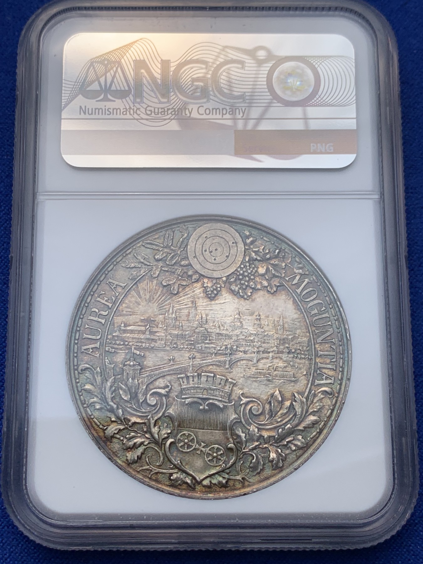 《竞宝斋》圣诞专辑  第一场  第227场 定制纪念章相赠 (全场顺丰包邮) NGC MS64 1894年德国美因茨射击节大银章，镜面五彩底板，正面人物高点俱在，背面城市景观惟妙惟肖，冠军分，一步到位，热门品种