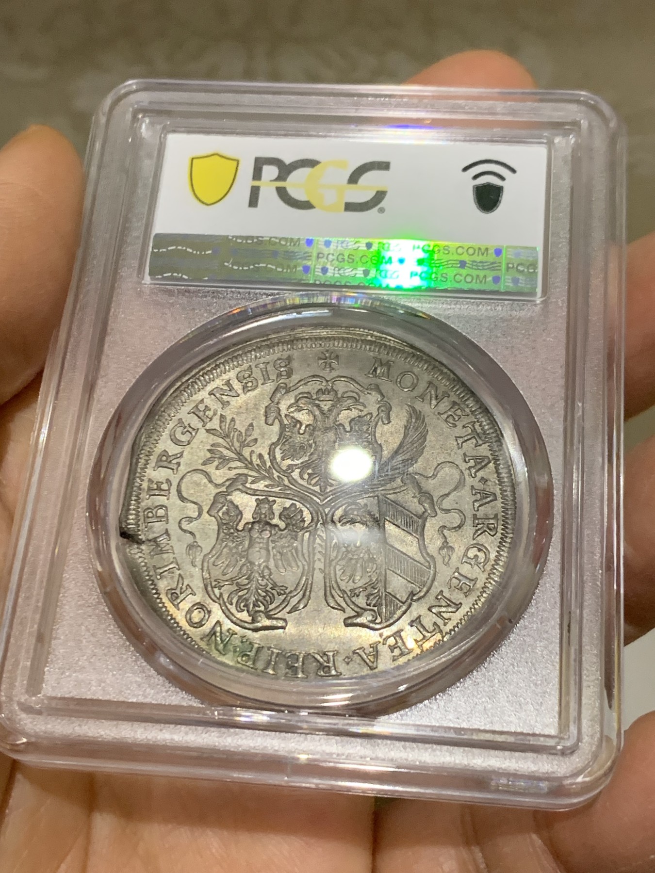 《竞宝斋》圣诞专辑  第一场  第227场 定制纪念章相赠 (全场顺丰包邮) 唯一冠军分 PCGS MS64 德国 1680年 纽伦堡 景观泰勒大银币  淡彩包浆 双面全深打 城市上空 希伯来文上帝之名 之前我拍过同系列一枚62分的3.3万成交 难得不可错过