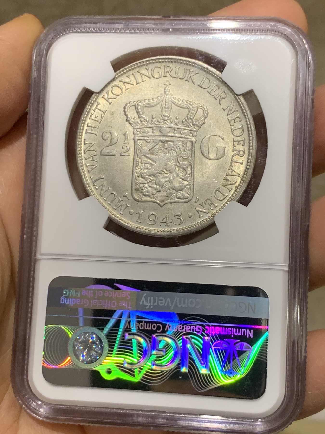 《竞宝斋》圣诞专辑  第一场  第227场 定制纪念章相赠 (全场顺丰包邮) 亚军分 NGC-MS65 荷属东印度 1943年 威廉米娜女王 2.5盾大银币 一枚就毕业的品相