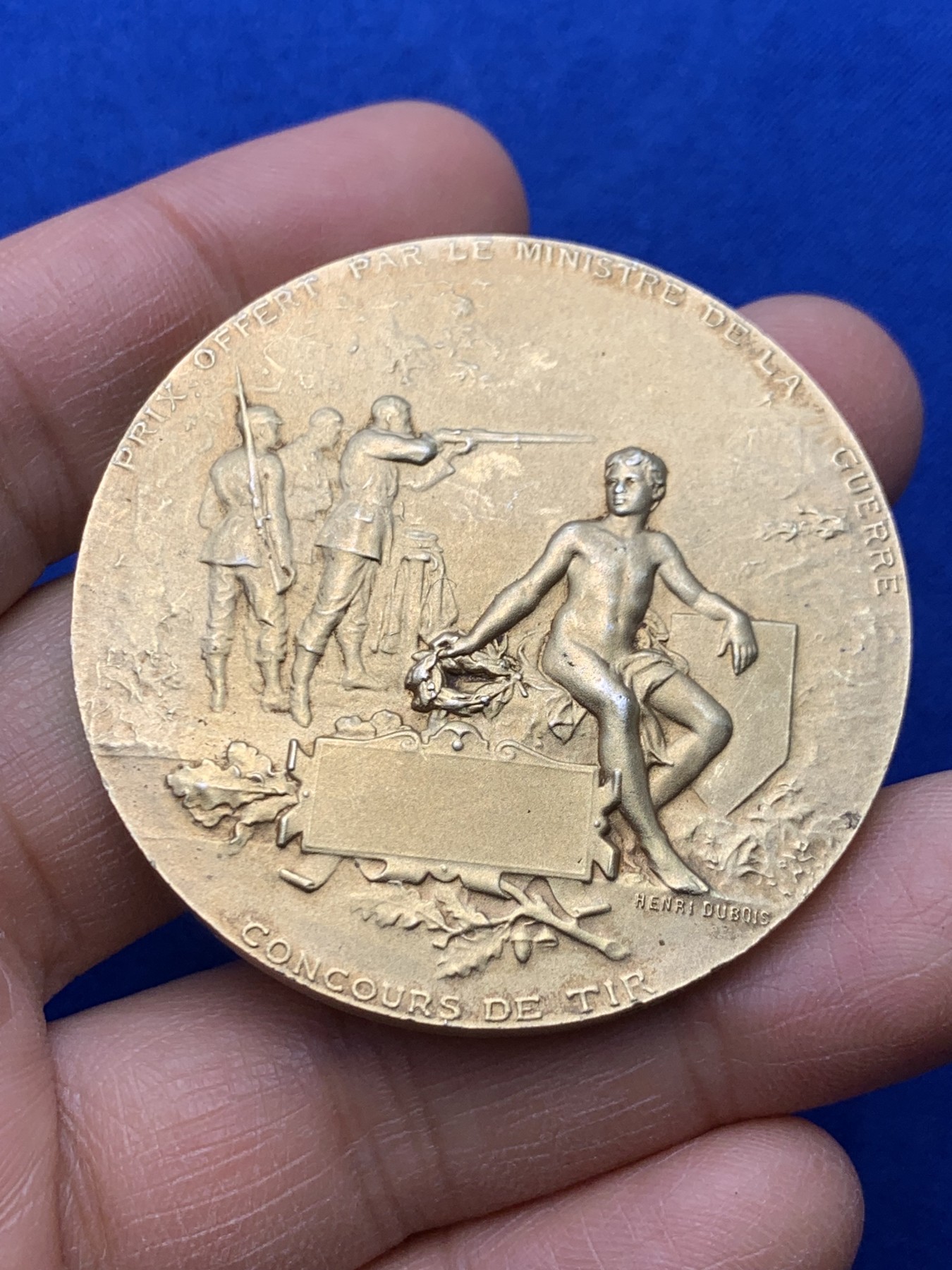 《竞宝斋》圣诞专辑  第一场  第227场 定制纪念章相赠 (全场顺丰包邮) 法国射击节银章，章牌大师杜波瓦（DUBIOS)海马盔甲玛丽安娜代表作品，直径49.7mm 65.4g大型镀金银章，边铭丰饶角Argent银标原铸。双面高浮雕，图案精品艺术性高，这枚自制盒非NGC方便开卸把玩。法国射击节章牌相比德国瑞士低估，好品值得自藏。还配一个原盒。