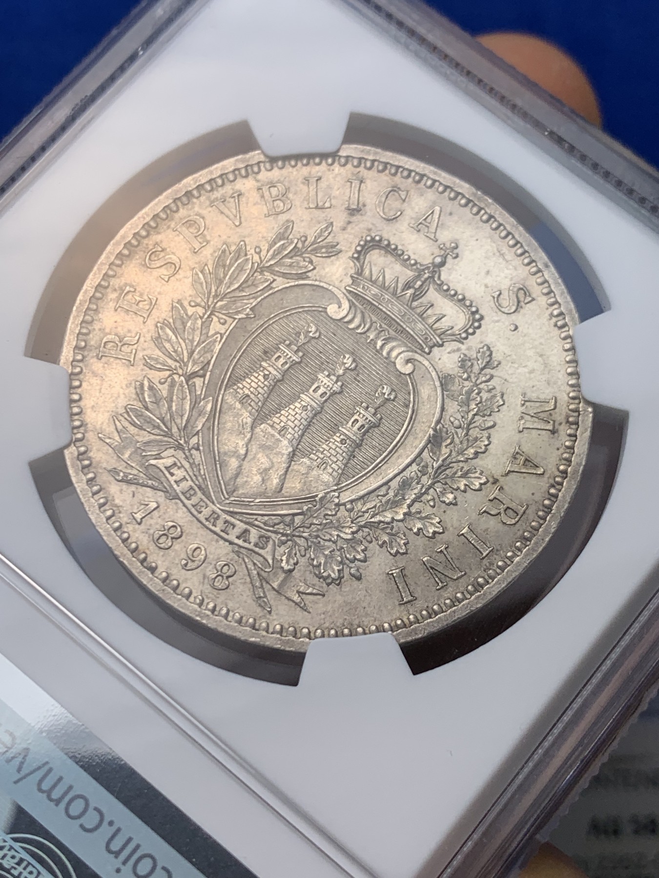 《竞宝斋》圣诞专辑  第一场  第227场 定制纪念章相赠 (全场顺丰包邮) NGC-MS61，1898年老版本圣马力诺5里拉神父。此币发行量18000，打的非常好，PL感十足，值得收藏把玩