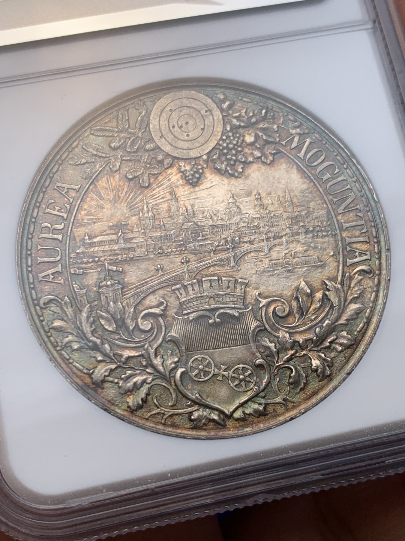 《竞宝斋》圣诞专辑  第一场  第227场 定制纪念章相赠 (全场顺丰包邮) NGC MS64 1894年德国美因茨射击节大银章，镜面五彩底板，正面人物高点俱在，背面城市景观惟妙惟肖，冠军分，一步到位，热门品种