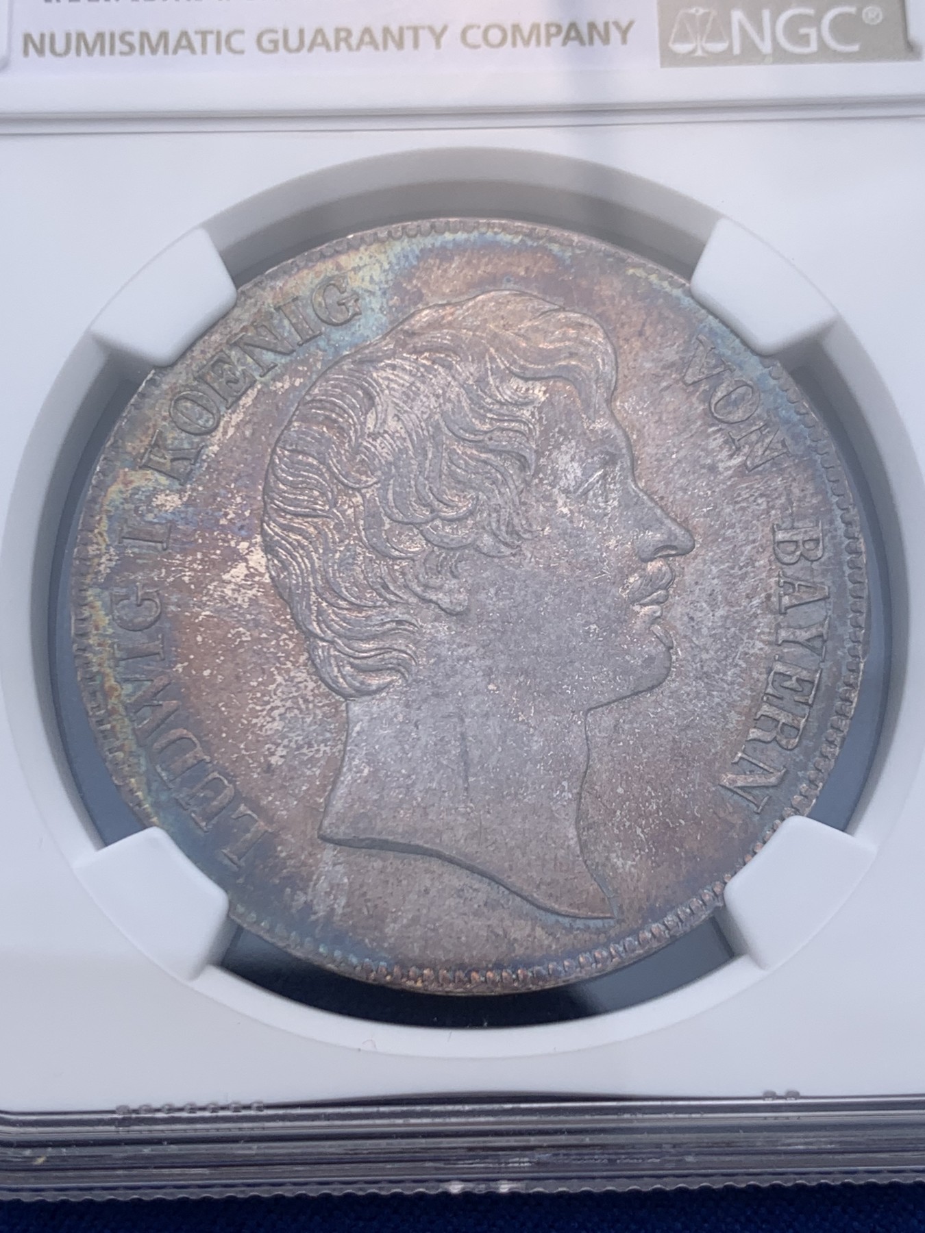 《竞宝斋》圣诞专辑  第一场  第227场 定制纪念章相赠 (全场顺丰包邮) 唯一亚军分 NGC MS64+ 德国 1833 巴伐利亚 路德维希一世 皇冠泰勒大银币 炫五彩包浆 PL底板 少见人像版本