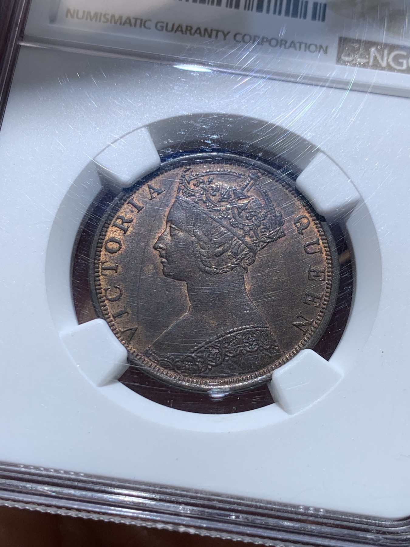 《竞宝斋》圣诞专辑  第一场  第227场 定制纪念章相赠 (全场顺丰包邮) NGC-MS62BN 香港 1900H 维多利亚女王 哥特像 一仙大铜币 巧克力包浆 极美状态