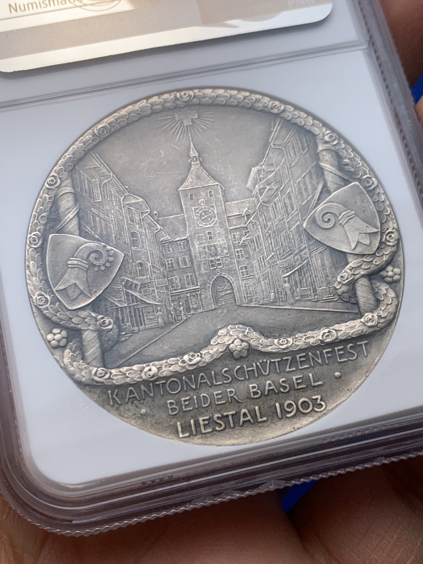 《竞宝斋》圣诞专辑  第一场  第227场 定制纪念章相赠 (全场顺丰包邮) NGC MS64 1903年瑞士巴塞尔射击节大银章，少见品种，人物场景均接近完美，高分品质，值得拥有