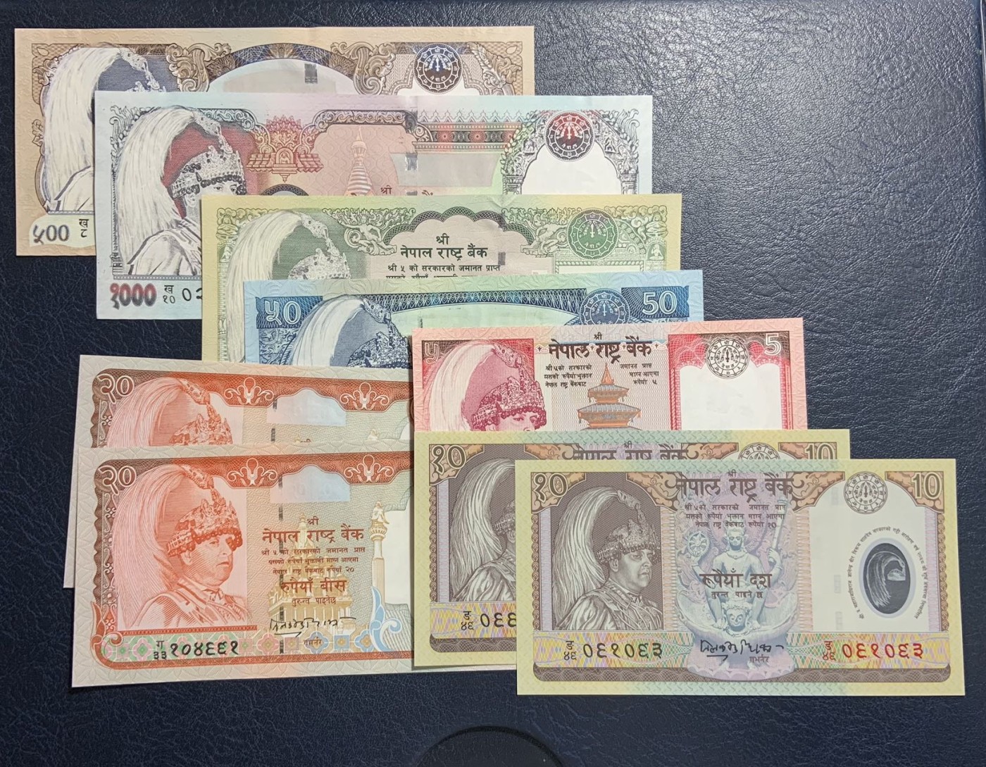 收藏联盟Quantum Auction 第313期拍卖  尼泊尔2002年5到1000卢比 品相UNC 1000卢比边角微瑕，10卢比为纪念钞
