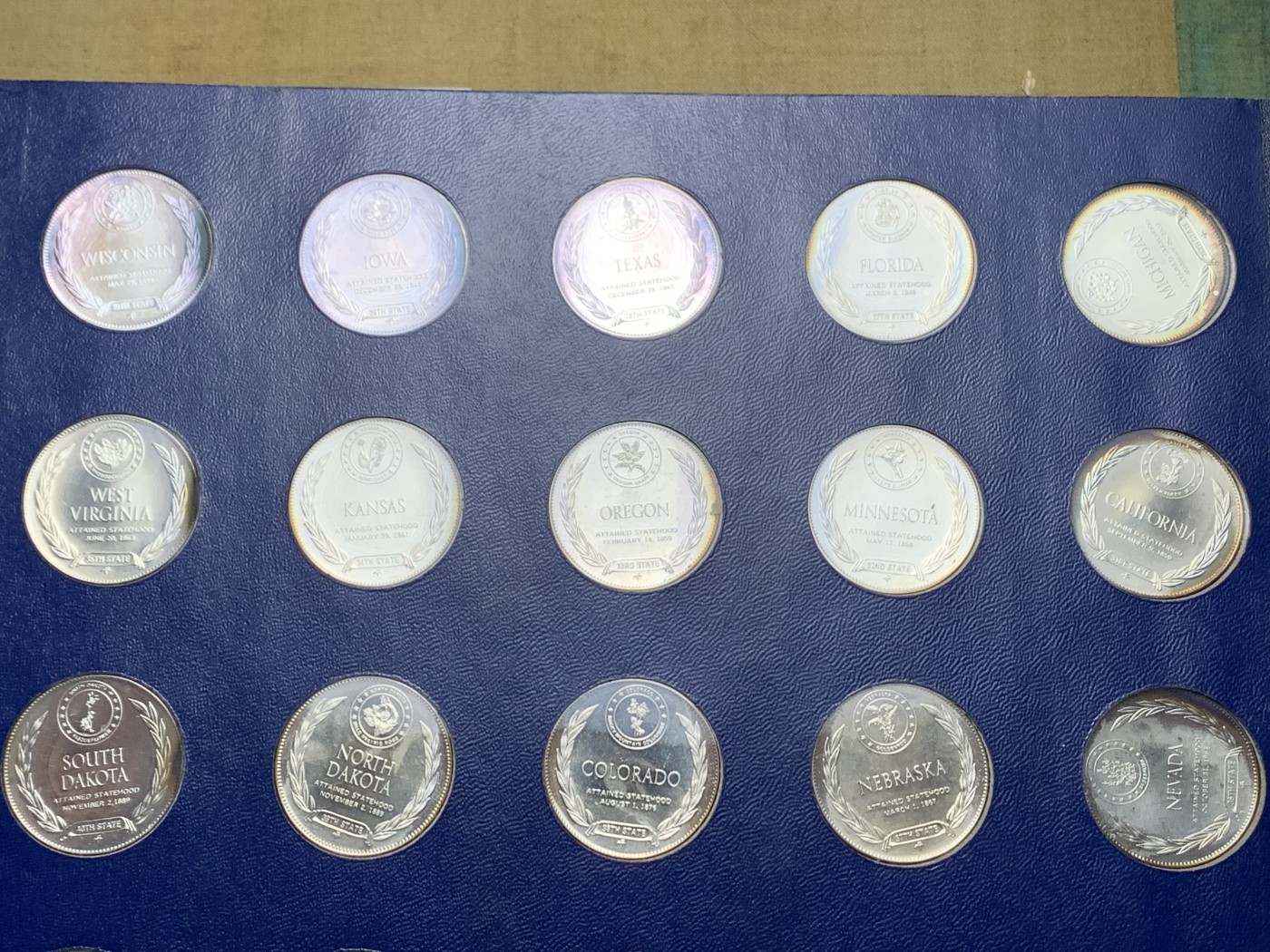 《竞宝斋》圣诞专辑  第一场  第227场 定制纪念章相赠 (全场顺丰包邮) 美国1969年50州精制纯银银章 每枚重14.5克左右 共725克左右 加厚说明书