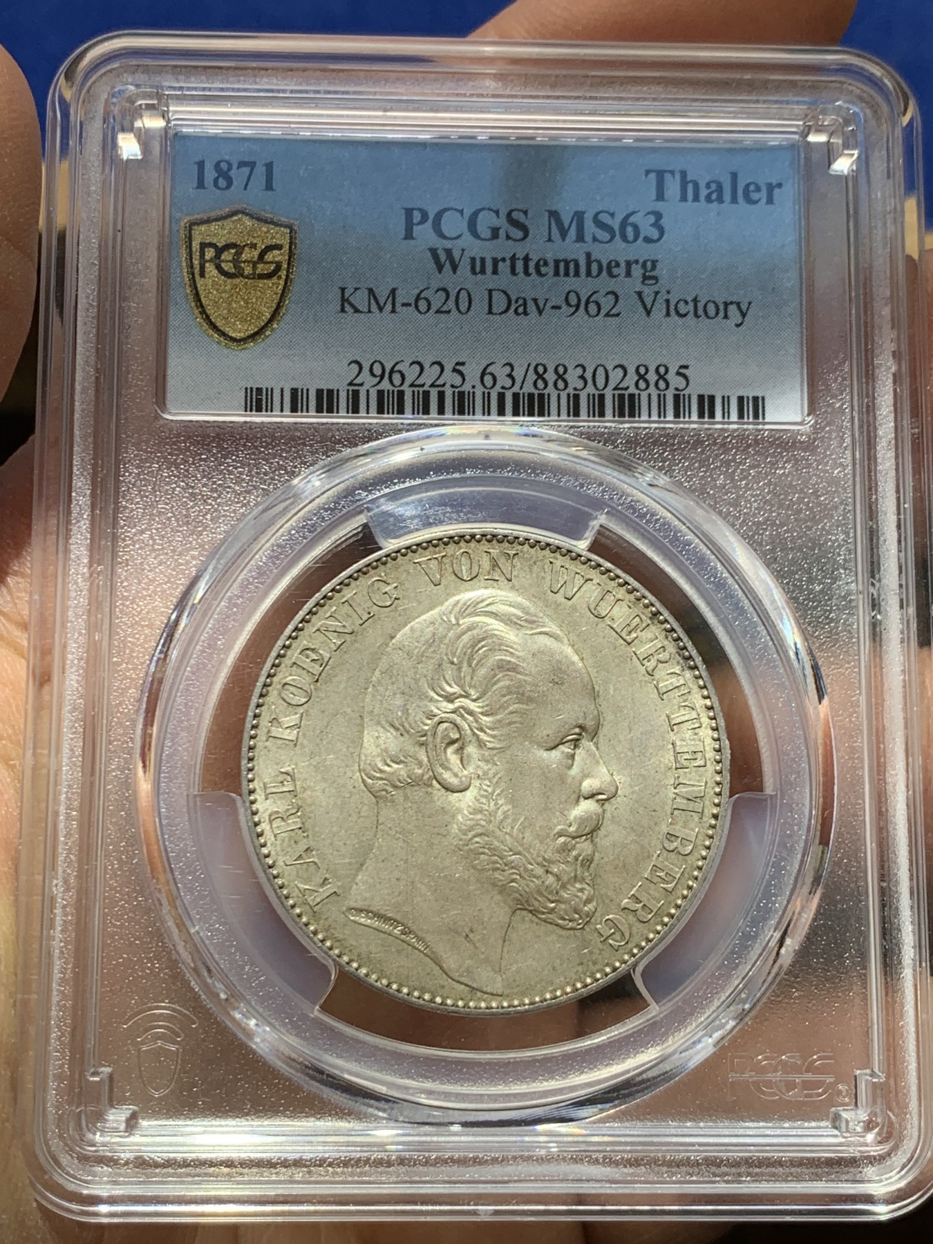 《竞宝斋》圣诞专辑  第一场  第227场 定制纪念章相赠 (全场顺丰包邮) PCGS-MS63 符腾堡1871年胜利泰勒，底板干净，淡彩包浆银光明显，胜利小天使站在枪炮之上，天使脸部细节清晰，设计简约而精美，德系精工的代表泰勒。