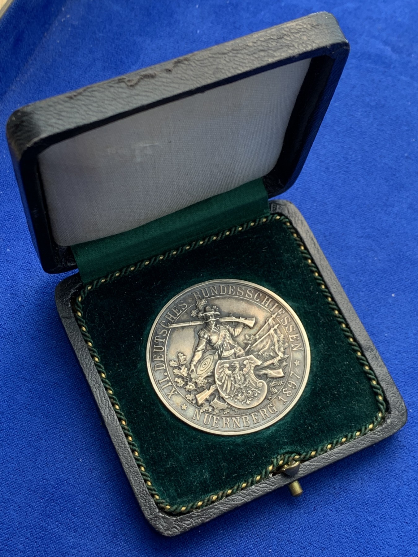 《竞宝斋》圣诞专辑  第一场  第227场 定制纪念章相赠 (全场顺丰包邮) 1897年德国纽伦堡射击节银章，40.3mm 29.2g 状态味道俱佳，MS级，附带原盒，藏家压箱出品