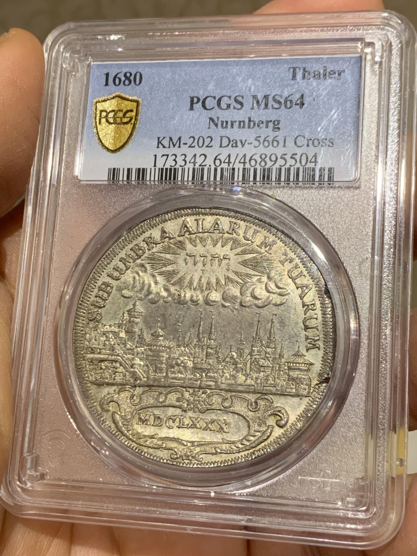 《竞宝斋》圣诞专辑  第一场  第227场 定制纪念章相赠 (全场顺丰包邮) 唯一冠军分 PCGS MS64 德国 1680年 纽伦堡 景观泰勒大银币  淡彩包浆 双面全深打 城市上空 希伯来文上帝之名 之前我拍过同系列一枚62分的3.3万成交 难得不可错过