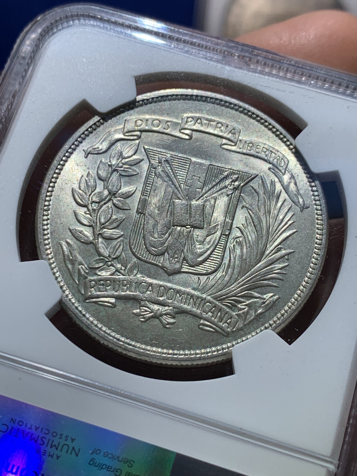 《竞宝斋》圣诞专辑  第一场  第227场 定制纪念章相赠 (全场顺丰包邮) NGC-MS64 多米尼加1955年特鲁希略执政银禧年1比索银币，实际发行量19450枚。罕见品种，sbp11月65分成交价1080美元。