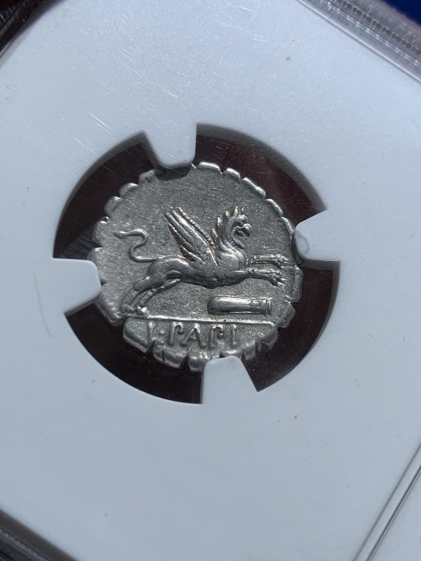 《竞宝斋》圣诞专辑  第一场  第227场 定制纪念章相赠 (全场顺丰包邮) NGC-Ch VF 古罗马 公元前79年 古罗马天后 朱诺和神兽格里芬图1第纳尔银币 原光淡黄油包浆 稀少品种 附有NGC评级编号和欧州上古代钱币介绍 带Ch加成