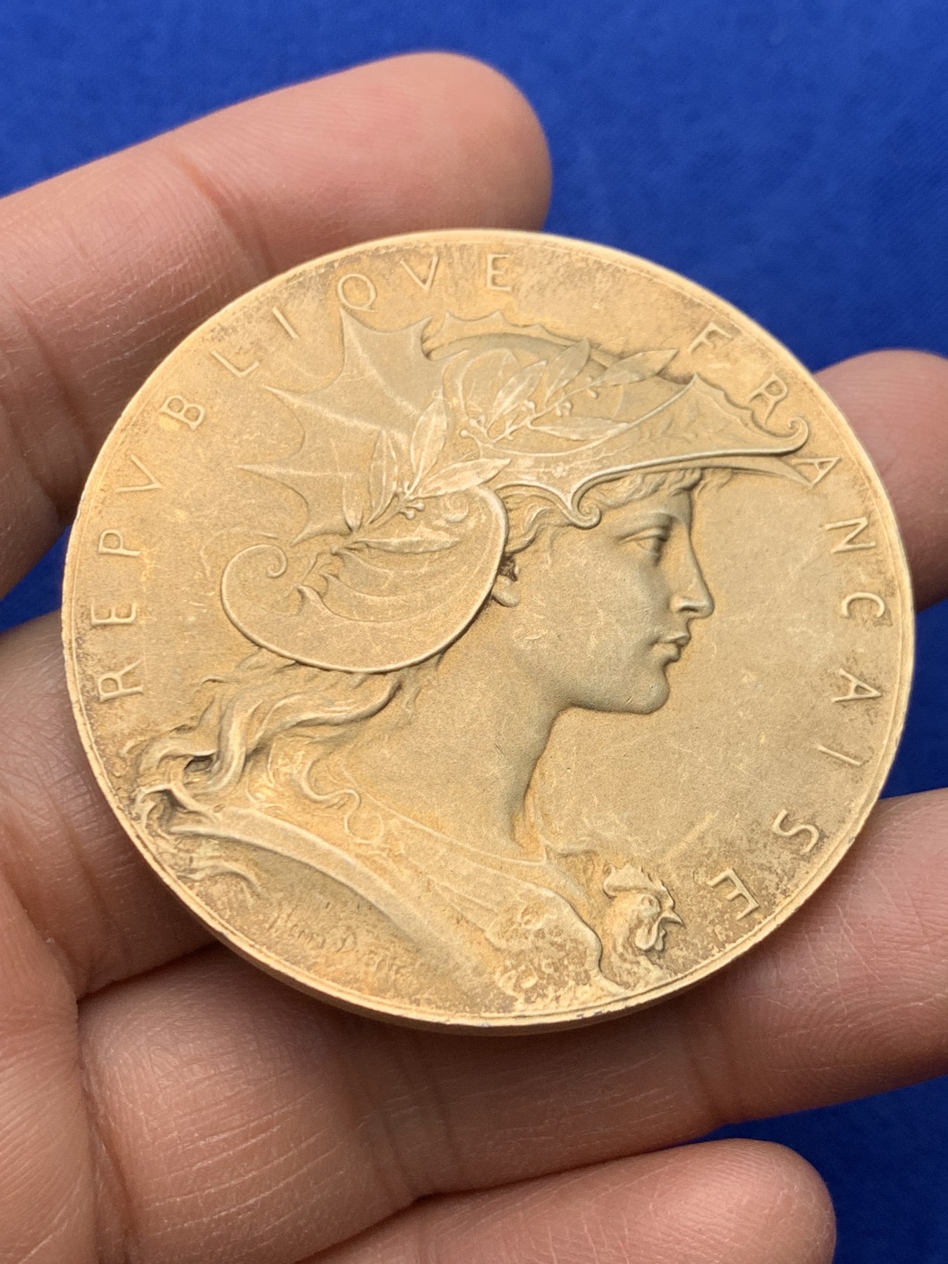 《竞宝斋》圣诞专辑  第一场  第227场 定制纪念章相赠 (全场顺丰包邮) 法国射击节银章，章牌大师杜波瓦（DUBIOS)海马盔甲玛丽安娜代表作品，直径49.7mm 65.4g大型镀金银章，边铭丰饶角Argent银标原铸。双面高浮雕，图案精品艺术性高，这枚自制盒非NGC方便开卸把玩。法国射击节章牌相比德国瑞士低估，好品值得自藏。还配一个原盒。