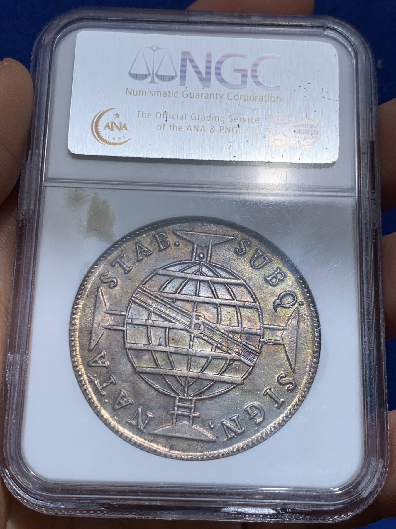 《竞宝斋》圣诞专辑  第二场  第228场 定制纪念章相赠 (全场顺丰包邮) NGC MS62 巴西1815年地球960瑞斯大银币 双面全深打 底板光洁 非常好