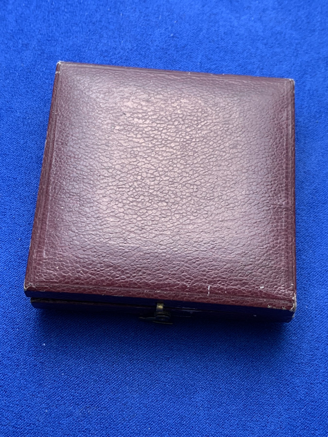 《竞宝斋》圣诞专辑  第一场  第227场 定制纪念章相赠 (全场顺丰包邮) 法国射击节银章，章牌大师杜波瓦（DUBIOS)海马盔甲玛丽安娜代表作品，直径49.7mm 65.4g大型镀金银章，边铭丰饶角Argent银标原铸。双面高浮雕，图案精品艺术性高，这枚自制盒非NGC方便开卸把玩。法国射击节章牌相比德国瑞士低估，好品值得自藏。还配一个原盒。